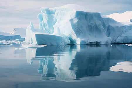 冰山相伴的壮丽景致图片