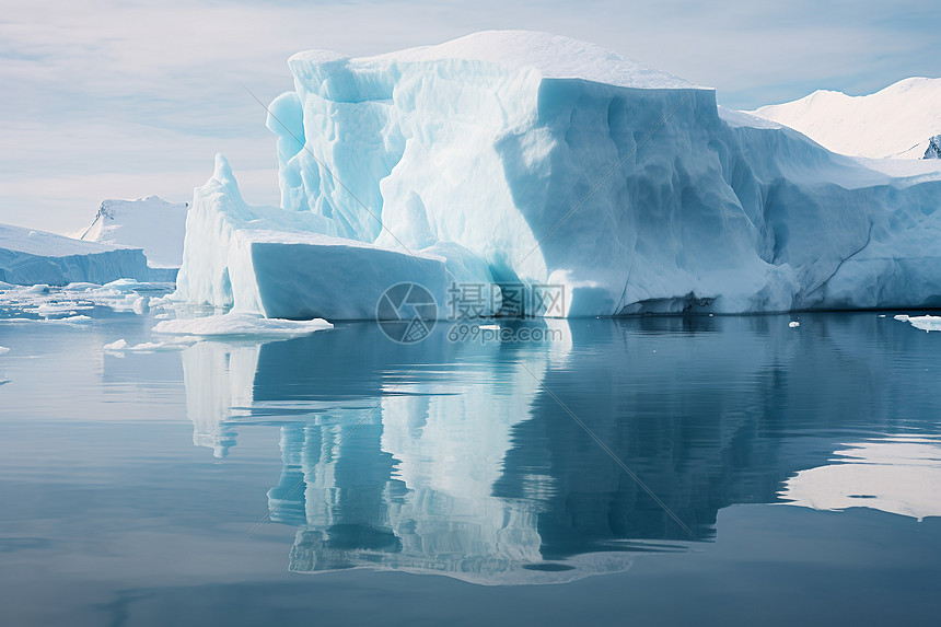 冰山相伴的壮丽景致图片