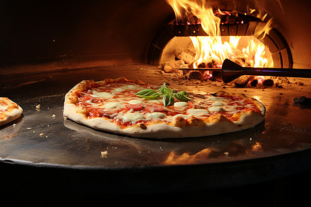 火炉前的披萨图片