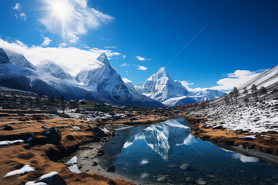 雪山下的河流图片