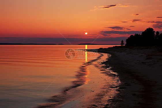 海滩上的夕阳图片