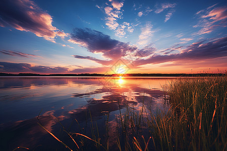 湖边的夕阳图片