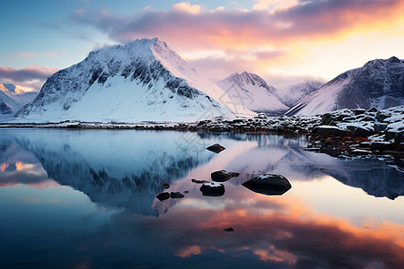 冰雪山脉中的湖泊图片