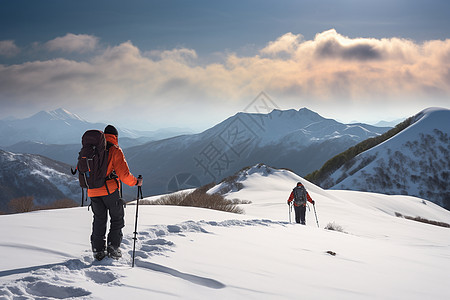 极限运动自拍两人背着背包攀登雪山背景