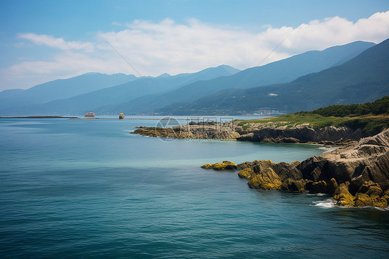 碧海山川中的船只与岩石图片