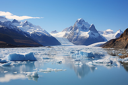 冰川与山峰相映图片