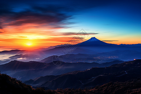 夕阳下的山脉美景图片