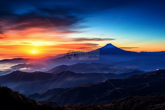 夕阳下的山脉美景图片