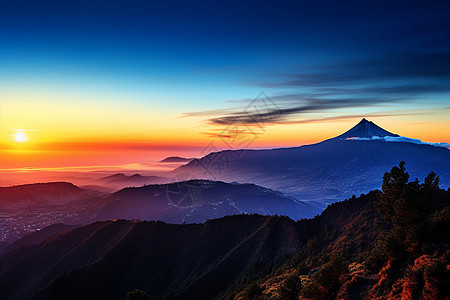 夕阳照亮山脉背景图片