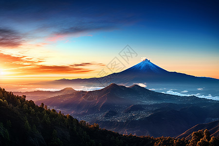 夕阳下的山脉图片