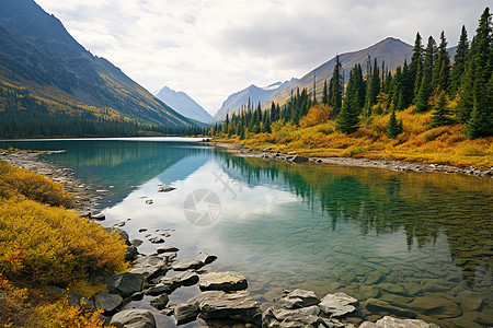 连绵石山倒映秋色的湖泊景观图片