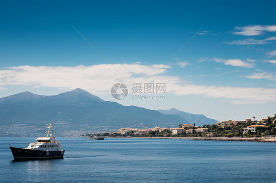 从海边小镇驶出的渔船图片