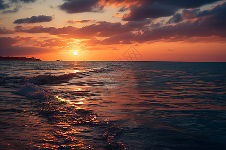 照耀在海洋上的夕阳图片