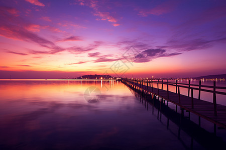 湖面下夕阳照图片