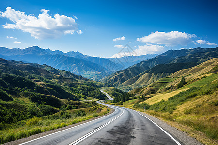 夏日山间的公路图片