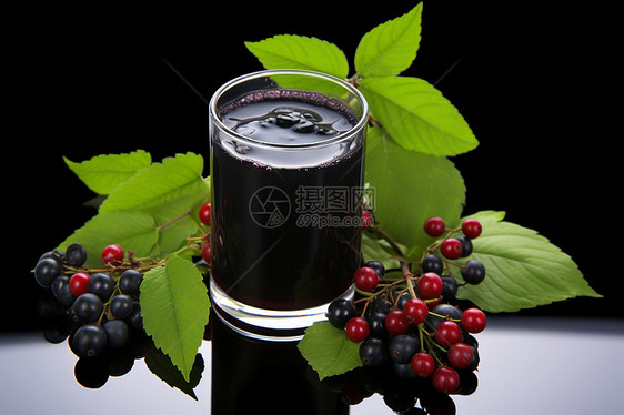 桌面上健康美味的黑莓饮品图片
