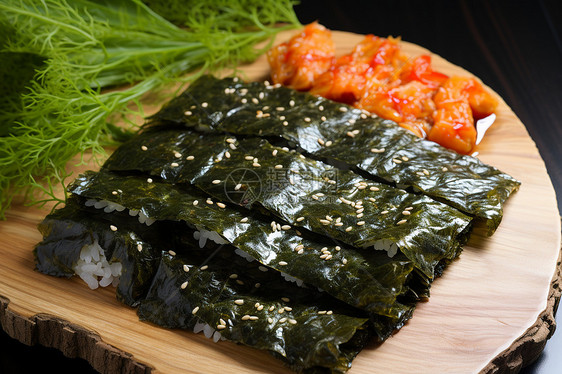 木盘上健康营养的寿司图片