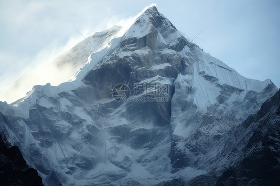 冰雪覆盖的山峰图片