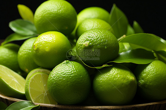 新鲜采摘的绿色柠檬图片