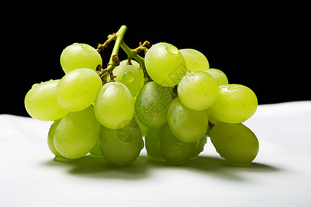 鲜嫩多汁的一串绿葡萄图片