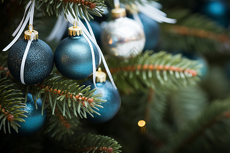 蓝色圣诞装饰球传统的圣诞树蓝色装饰球背景