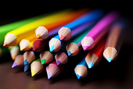 桌子上的彩虹铅笔图片