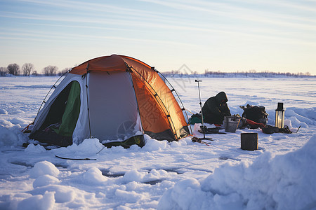 钓鱼人在雪地上的帐篷图片