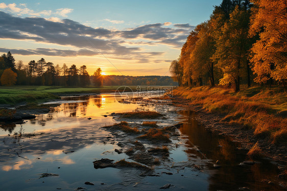 秋日黄昏下的河岸风景图片