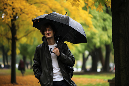 秋日公园中的雨中男子图片