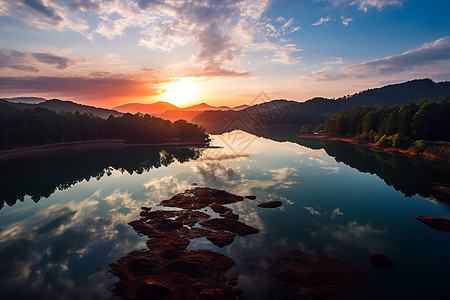 湖畔夕阳山林背景图片