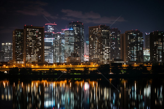 东京的夜晚水中倒影图片