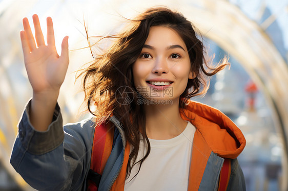 微笑挥手的青年女性图片