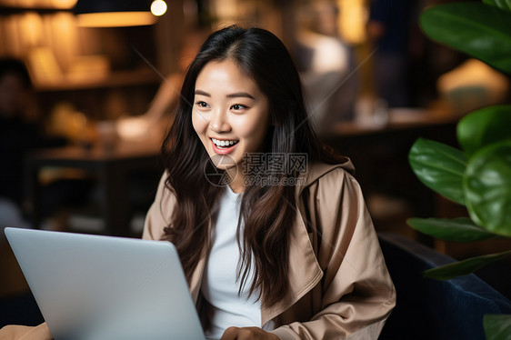 亚洲女性在家中用电脑图片