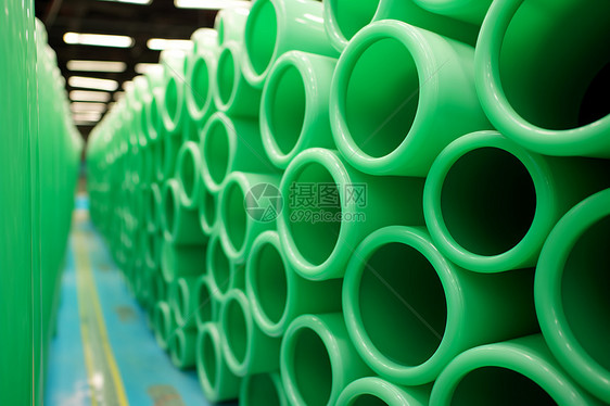 堆积的绿色塑料管子图片