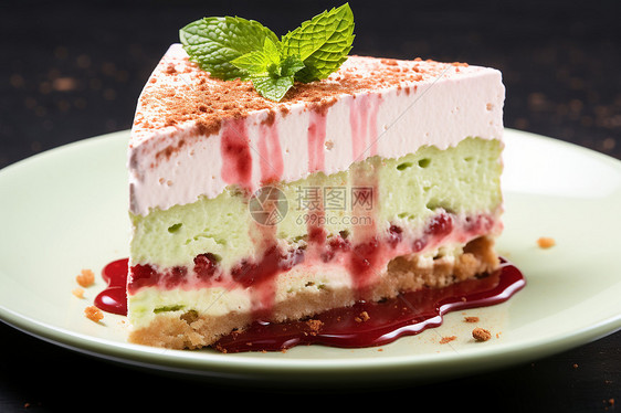 餐盘中的草莓芝士蛋糕图片