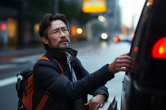 城市街头等车的中年男子图片