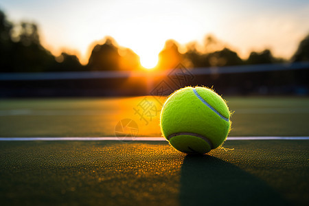 日落网球场上放着一颗网球图片