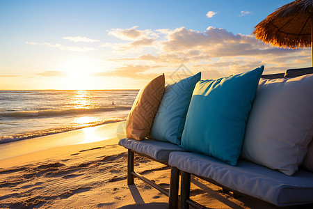 海边日落下一排沙滩椅图片