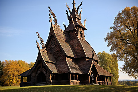 秋日草坪上的教堂图片