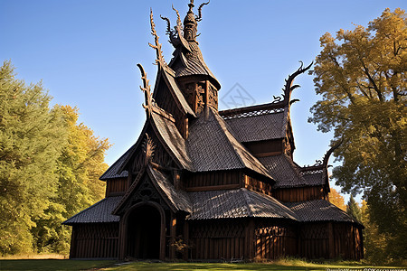 秋日森林中的教堂图片