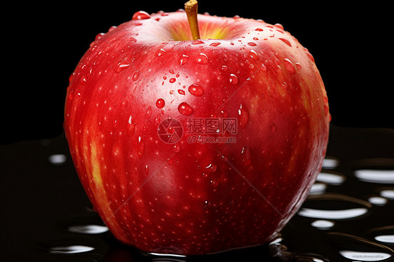 水滴洒在红苹果上图片