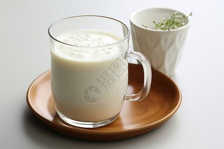 玻璃杯里面营养的牛奶图片