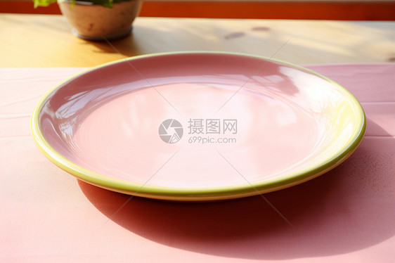 一个粉色的陶瓷盘子图片