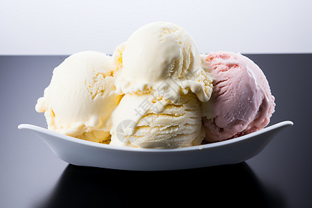 三球冰淇淋图片