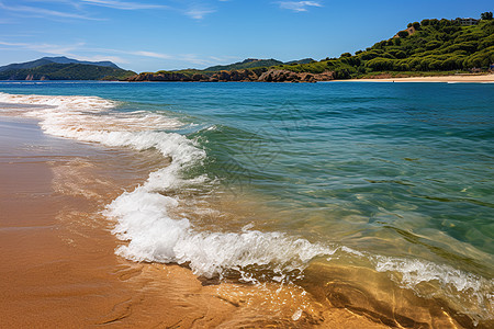 海浪拍打岸边图片