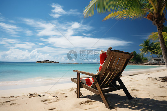 沙滩椅边的椰树图片