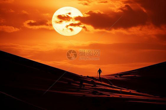 黄昏时沙漠中的旅客图片