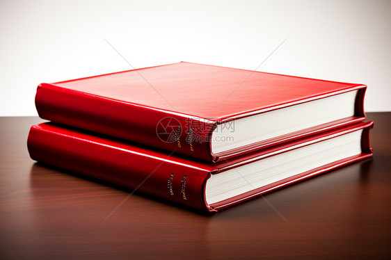 两本红书在木制桌子上图片