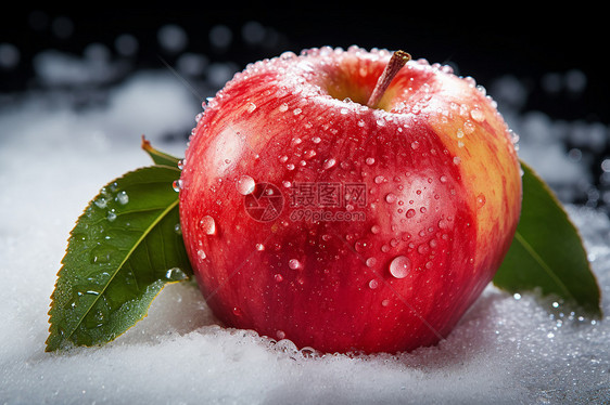 冰雪中的红苹果图片