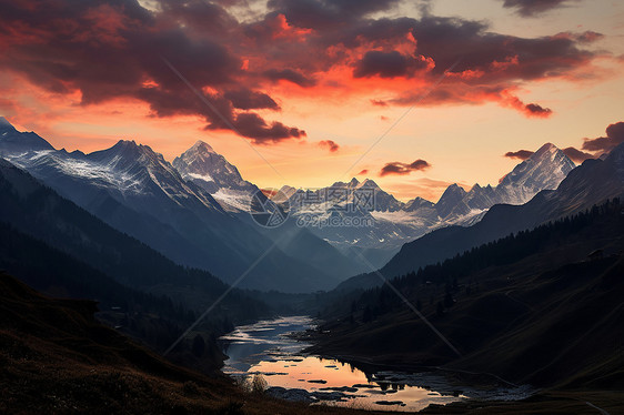 夕阳山脉图片